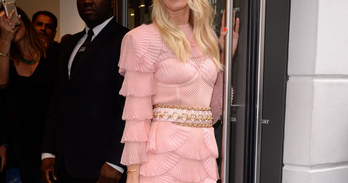Claudia Schiffer porte une robe Balmain (collection croisière 2018) et des chaussures Aquazzura