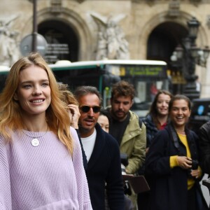 Natalia Vodianova, toute de Stella McCartney vêtue (pull et jupe de la collection croisière 2018) à l'issue du défilé de mode collection printemps-été 2018 Stella McCartney au Palais Garnier. Paris, le 2 octobre 2017.