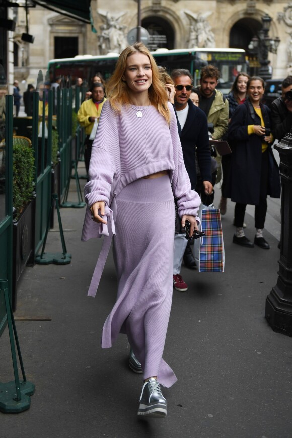 Natalia Vodianova, toute de Stella McCartney vêtue (pull et jupe de la collection croisière 2018) à l'issue du défilé de mode collection printemps-été 2018 Stella McCartney au Palais Garnier. Paris, le 2 octobre 2017.