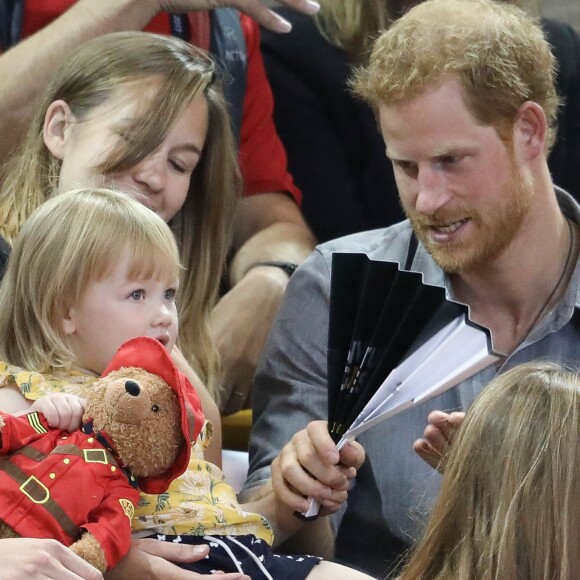 Le prince Harry s'amuse avec Emily (2 ans), fille du sportif handisport David Henson et de son épouse Hayley, dans les tribunes de l'épreuve de Volley Ball lors des Invictus Games 2017 à Toronto. Le 27 septembre 2017