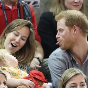 Le prince Harry s'amuse avec Emily (2 ans), fille du sportif handisport David Henson et de son épouse Hayley, dans les tribunes de l'épreuve de Volley Ball lors des Invictus Games 2017 à Toronto. Le 27 septembre 2017