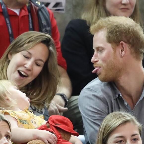 Le prince Harry s'amuse avec Emily (2 ans), fille du sportif handisport David Henson et de son épouse Hayley, dans les tribunes de l'épreuve de Volley Ball lors des Invictus Games 2017 à Toronto. Le 27 septembre 2017
