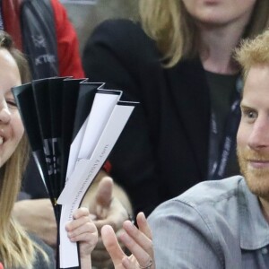 Le prince Harry s'amuse avec Emily (2 ans), fille du sportif handisport David Henson et de son épouse Hayley, dans les tribunes de l'épreuve de Volley Ball lors des Invictus Games 2017 à Toronto. Le 27 septembre 2017