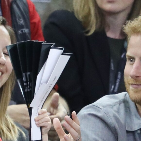 Le prince Harry s'amuse avec Emily (2 ans), fille du sportif handisport David Henson et de son épouse Hayley, dans les tribunes de l'épreuve de Volley Ball lors des Invictus Games 2017 à Toronto. Le 27 septembre 2017