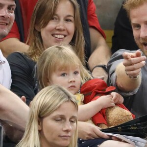Le prince Harry s'amuse avec Emily (2 ans), fille du sportif handisport David Henson et de son épouse Hayley, dans les tribunes de l'épreuve de Volley Ball lors des Invictus Games 2017 à Toronto. Le 27 septembre 2017