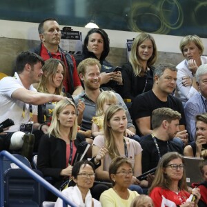 Le prince Harry s'amuse avec Emily (2 ans), fille du sportif handisport David Henson et de son épouse Hayley, dans les tribunes de l'épreuve de Volley Ball lors des Invictus Games 2017 à Toronto. Le 27 septembre 2017