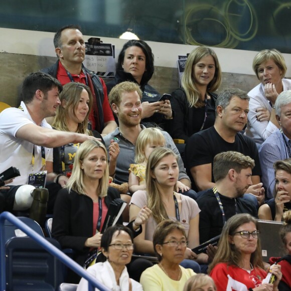 Le prince Harry s'amuse avec Emily (2 ans), fille du sportif handisport David Henson et de son épouse Hayley, dans les tribunes de l'épreuve de Volley Ball lors des Invictus Games 2017 à Toronto. Le 27 septembre 2017