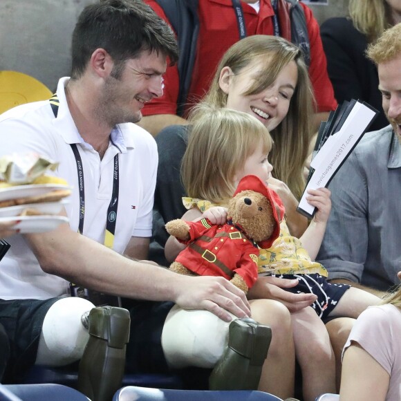 Le prince Harry s'amuse avec Emily (2 ans), fille du sportif handisport David Henson et de son épouse Hayley, dans les tribunes de l'épreuve de Volley Ball lors des Invictus Games 2017 à Toronto. Le 27 septembre 2017