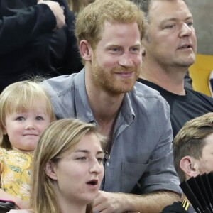 Le prince Harry s'amuse avec Emily (2 ans), fille du sportif handisport David Henson et de son épouse Hayley, dans les tribunes de l'épreuve de Volley Ball lors des Invictus Games 2017 à Toronto. Le 27 septembre 2017