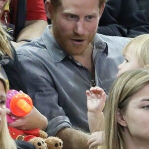 Le prince Harry s'amuse avec Emily (2 ans), fille du sportif handisport David Henson et de son épouse Hayley, dans les tribunes de l'épreuve de Volley Ball lors des Invictus Games 2017 à Toronto. Le 27 septembre 2017