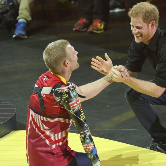 Le prince Harry assiste à l'épreuve d'aviron en intérieur lors des Invictus Games 2017 à Toronto. Le 27 septembre 2017