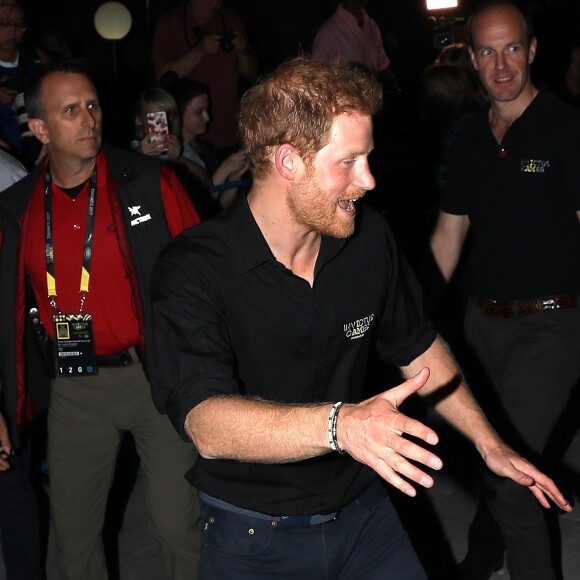 Le prince Harry salue ses fans à son arrivée à la réception de la fondation Invictus Games à Toronto. Le 26 septembre 2017