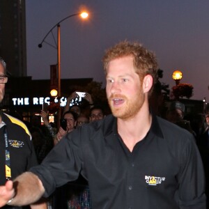 Le prince Harry salue ses fans à son arrivée à la réception de la fondation Invictus Games à Toronto. Le 26 septembre 2017