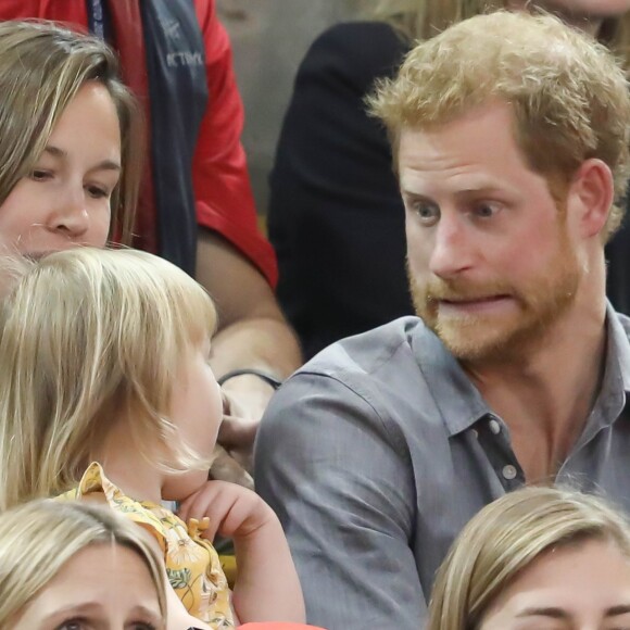 Le prince Harry s'amuse avec Emily (2 ans), fille du sportif handisport David Henson et de son épouse Hayley, dans les tribunes de l'épreuve de Volley Ball lors des Invictus Games 2017 à Toronto. Le 27 septembre 2017