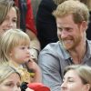 Le prince Harry s'amuse avec Emily (2 ans), fille du sportif handisport David Henson et de son épouse Hayley, dans les tribunes de l'épreuve de Volley Ball lors des Invictus Games 2017 à Toronto. Le 27 septembre 2017
