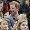 Le prince Harry s'amuse avec Emily (2 ans), fille du sportif handisport David Henson et de son épouse Hayley, dans les tribunes de l'épreuve de Volley Ball lors des Invictus Games 2017 à Toronto. Le 27 septembre 2017