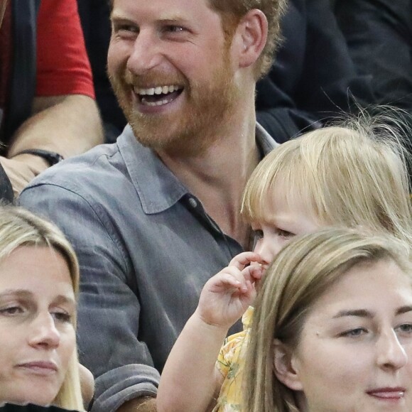 Le prince Harry s'amuse avec Emily (2 ans), fille du sportif handisport David Henson et de son épouse Hayley, dans les tribunes de l'épreuve de Volley Ball lors des Invictus Games 2017 à Toronto. Le 27 septembre 2017