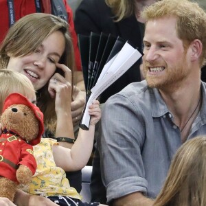 Le prince Harry s'amuse avec Emily (2 ans), fille du sportif handisport David Henson et de son épouse Hayley, dans les tribunes de l'épreuve de Volley Ball lors des Invictus Games 2017 à Toronto. Le 27 septembre 2017