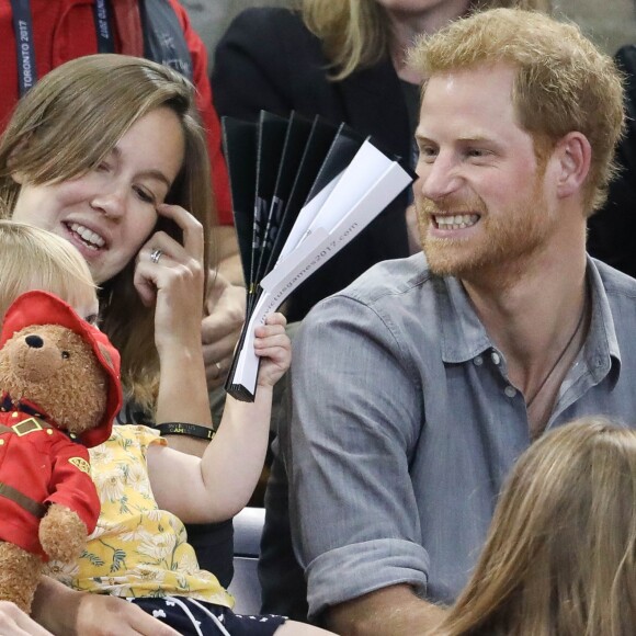 Le prince Harry s'amuse avec Emily (2 ans), fille du sportif handisport David Henson et de son épouse Hayley, dans les tribunes de l'épreuve de Volley Ball lors des Invictus Games 2017 à Toronto. Le 27 septembre 2017
