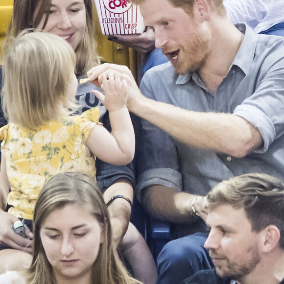 Le prince Harry s'amuse avec Emily (2 ans), fille du sportif handisport David Henson et de son épouse Hayley, dans les tribunes de l'épreuve de Volley Ball lors des Invictus Games 2017 à Toronto. Le 27 septembre 2017