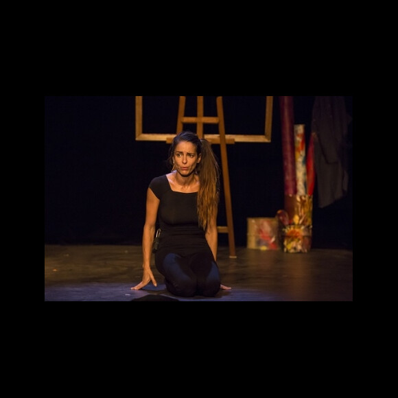 Audrey Dana sur scène avec le spectacle Indociles au théâtre des Mathurins à Paris.