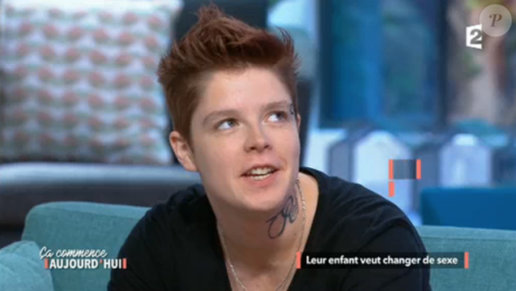 Faustine Bollaert très émue dans "Ça commence aujourd'hui" sur France 2, le 28 septembre 2017.