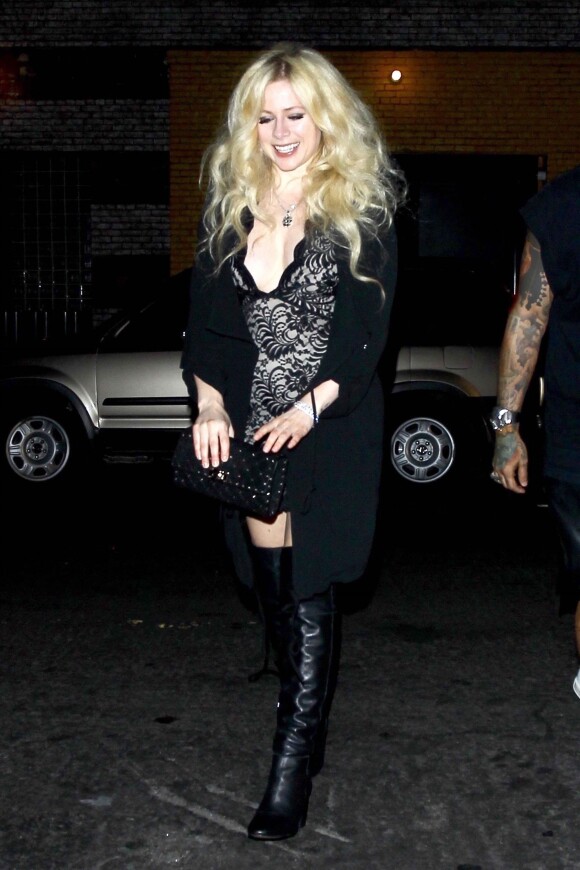 Avril Lavigne sort du restaurant TAO à Hollywood, le 27 septembre 2017.