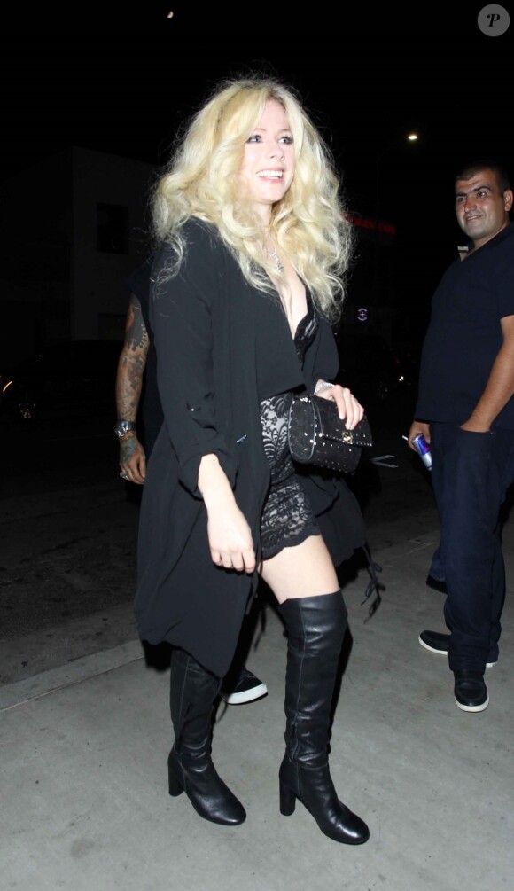 Avril Lavigne sort du restaurant TAO à Hollywood, Los Angeles, le 27 septembre 2017.