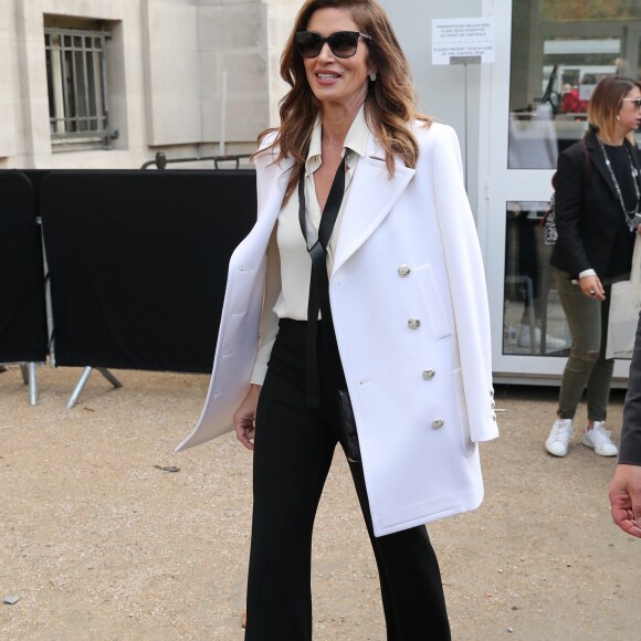 Cindy Crawford à l'issue du défilé de mode Printemps/Eté 2018 Chanel au Grand Palais à Paris, le 3 octobre 2017.