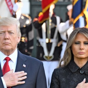 Le président Donald Trump et sa femme Melania ont salué la Garde Marine à la Maison Blanche à Washington, après avoir observé une minute de silence pour les commémorations du 11 septembre 2001. Le 11 septembre 2017.