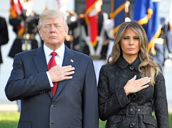 Le président Donald Trump et sa femme Melania ont salué la Garde Marine à la Maison Blanche à Washington, après avoir observé une minute de silence pour les commémorations du 11 septembre 2001. Le 11 septembre 2017.