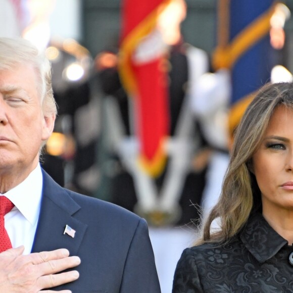 Le président Donald Trump et sa femme Melania ont salué la Garde Marine à la Maison Blanche à Washington, après avoir observé une minute de silence pour les commémorations du 11 septembre 2001. Le 11 septembre 2017.