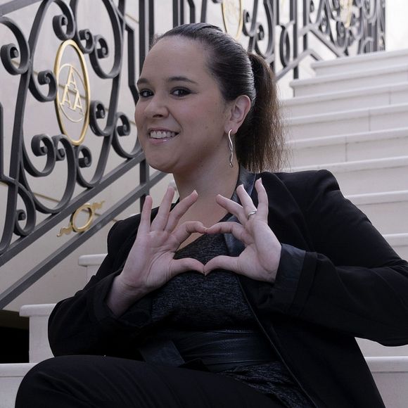 Magalie Vae pendant une séance photos à Nice, le 28 juin 2017.