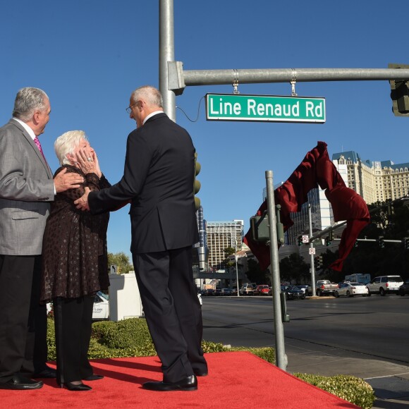 Line Renaud, Steve Sisolak (Membre de la Commission du comté de Clark), Gary Selesner (Président du Caesars Palace) - Line Renaud a dévoilé une plaque de rue portant son nom à Las Vegas, Line Renaud Rd. Le 28 septembre 2017 © Chris Delmas / Bestimage