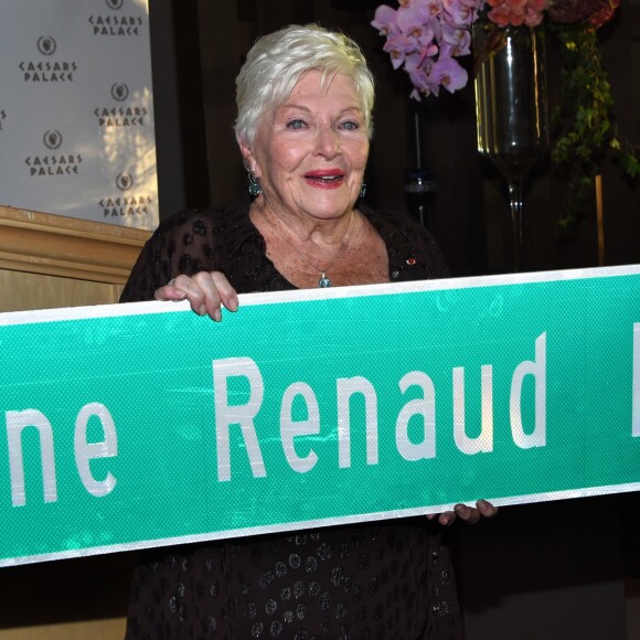 Line Renaud - Line Renaud a dévoilé une plaque de rue portant son nom à Las Vegas, Line Renaud Rd. Le 28 septembre 2017 © Chris Delmas / Bestimage