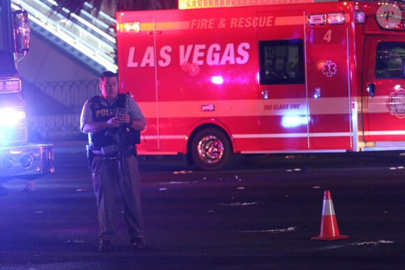 Illustrations des secours et de la sécurité et d'une victime après la tuerie de Las Vegas le 1er octobre 2017.