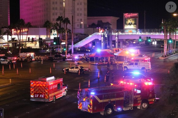 Un cadavre gît sur le sol après la tuerie de Las Vegas le 1er octobre 2017. Le tireur, Stephen Paddock s'est tué dans la chambre d’hôtel d’où il a tiré et abattu 50 personnes dans un festival à Las Vegas. L’Etat Islamique a revendiqué la tuerie Las Vegas