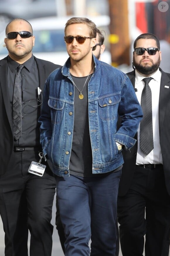 Ryan Gosling quitte les studios de l'émission 'Jimmy Kimmel Live!' à Hollywood. Il porte un pantalon bleu marine, des chaussures en cuir marron et un veste en jean, le 3 octobre 2017.