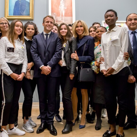 Le président de la République française Emmanuel Macron, sa femme Brigitte Macron, la ministre de la Culture Françoise Nyssen et une classe d'un lycée de Montfermeil (93) - Le couple présidentiel à l'inauguration de l'exposition "Picasso 1932, année érotique" en présence d'une des filles du peintre au musée Picasso-Paris, le 8 octobre 2017. © Ian Langsdon/Pool/Bestimage