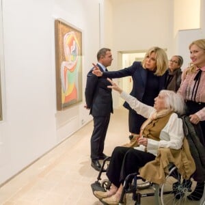 La première dame Brigitte Macron, Maya Widmaier Picasso, et ses enfants, Olivier et Diana - Le couple présidentiel à l'inauguration de l'exposition "Picasso 1932, année érotique" en présence d'une des filles du peintre au musée Picasso-Paris, le 8 octobre 2017. © Ian Langsdon/Pool/Bestimage