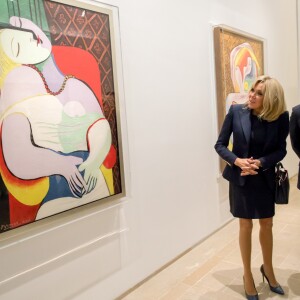 Olivier Widmaier Picasso et la première dame Brigitte Macron devant Le rêve (qui présente perdue dans des pensées érotiques Marie-Thérèse Walter) - Le couple présidentiel à l'inauguration de l'exposition "Picasso 1932, année érotique" en présence d'une des filles du peintre au musée Picasso-Paris, le 8 octobre 2017. © Ian Langsdon/Pool/Bestimage