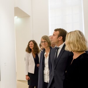 Le président de la République Emmanuel Macron et la ministre de la Culture Françoise Nyssen - Le couple présidentiel à l'inauguration de l'exposition "Picasso 1932, année érotique" en présence d'une des filles du peintre au musée Picasso-Paris, le 8 octobre 2017. © Ian Langsdon/Pool/Bestimage