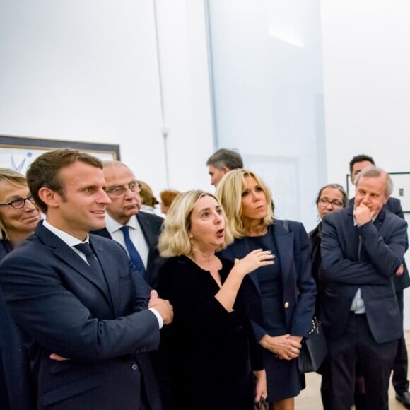 Le président de la République Emmanuel Macron, sa femme Brigitte Macron et la ministre de la Culture Françoise Nyssen - Le couple présidentiel à l'inauguration de l'exposition "Picasso 1932, année érotique" en présence d'une des filles du peintre au musée Picasso-Paris, le 8 octobre 2017. © Ian Langsdon/Pool/Bestimage