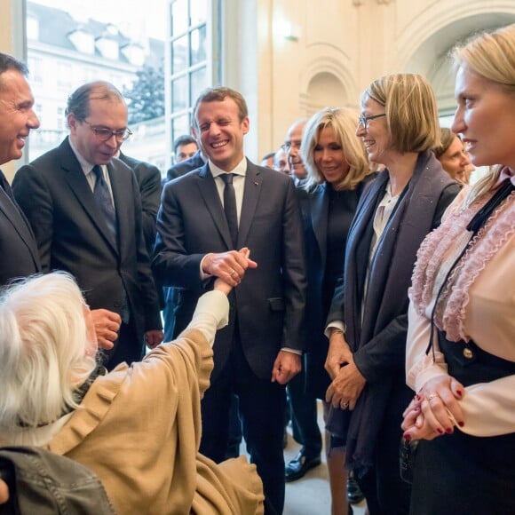 Le président du musée national Picasso-Paris Laurent Le Bon, le président de la République Emmanuel Macron, sa femme Brigitte Macron, la ministre de la Culture Françoise Nyssen, Maya Widmaier Picasso, la fille de Piccaso et ses enfants, Olivier et Diana - Le couple présidentiel à l'inauguration de l'exposition "Picasso 1932, année érotique" en présence d'une des filles du peintre au musée Picasso-Paris, le 8 octobre 2017. © Ian Langsdon/Pool/Bestimage