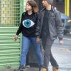 Exclusif - Isabella Cruise, la fille adoptive de Tom Cruise et Nicole Kidman, se promène dans les rues de Croydon avec son mari Max Parker, le 18 septembre 2017