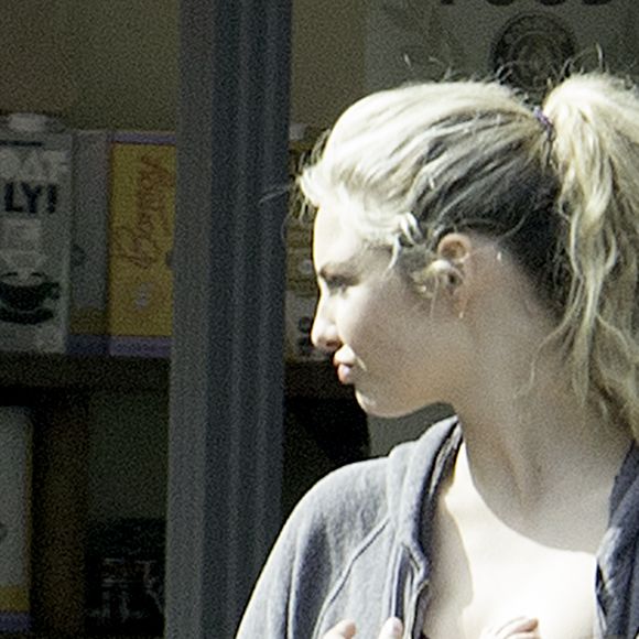 Exclusif - Josh Hartnett, sa compagne Tamsin Egerton et leur bébé se promènent dans les rues de Londres. Le 26 septembre 2017