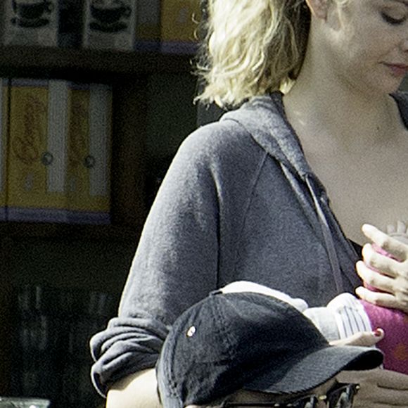 Exclusif - Josh Hartnett, sa compagne Tamsin Egerton et leur bébé se promènent dans les rues de Londres. Le 26 septembre 2017