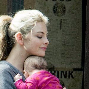 Exclusif - Josh Hartnett, sa compagne Tamsin Egerton et leur bébé se promènent dans les rues de Londres. Le 26 septembre 2017