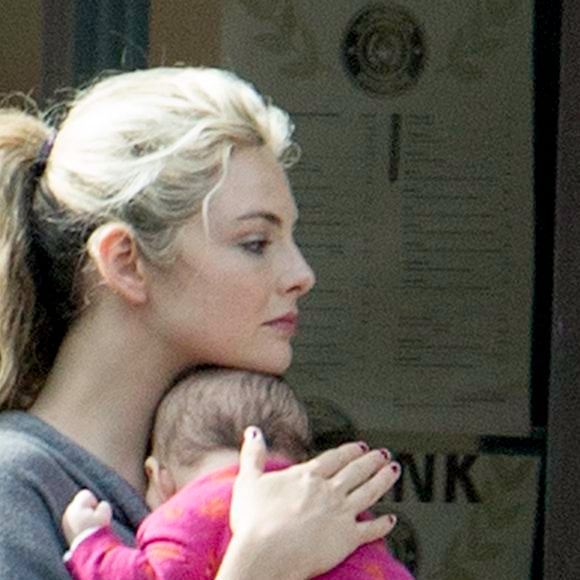 Exclusif - Josh Hartnett, sa compagne Tamsin Egerton et leur bébé se promènent dans les rues de Londres. Le 26 septembre 2017