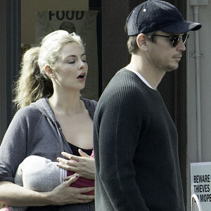 Exclusif - Josh Hartnett, sa compagne Tamsin Egerton et leur bébé se promènent dans les rues de Londres. Le 26 septembre 2017